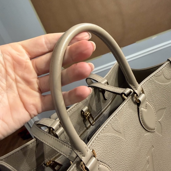 Louis Vuitton On-The-Go MM Embossed Tote Turtledove - Picture 7 of 8